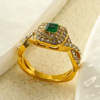 Bague tendance en acier inoxydable plaqué or 18 carats avec incrustations de zirconiums cubiques étincelants et bande torsadée, idéale pour le quotidien et les soirées.