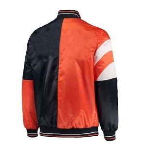 Chaqueta Varsity de Satén Personalizada al por Mayor para Hombre, Cierre con Botones Frontales, Diseño Urbano para la Temporada de Invierno Universitaria - Product Image 2