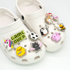 उच्च गुणवत्ता वाले चमकदार जूते आकर्षण जलरोधक गुलाबी दिल की गेंद स्नैक कुत्ते पशु फैशन नए कम मौक क्लॉग्स - Product Image 1