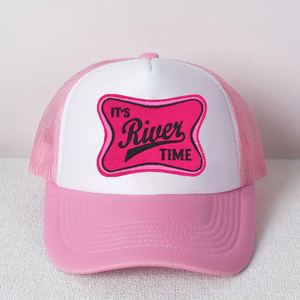 Patch brodé thermocollant rose avec motif Fille et Cheval et Mots Locaux pour la décoration de chapeaux et de sweats à capuche - Product Image 4