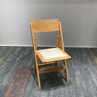 Chaises pliantes élégantes en bois pour l'extérieur, idéales pour les cérémonies de mariage en plein air, les événements hôteliers et les repas.