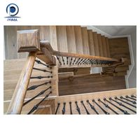 Escalier élégant de style Art Déco en argent : Balustrades métalliques nettes avec détails en forme d'escalier pour un loft chic à double hauteur.