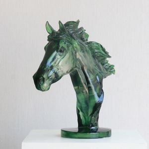 Sculpture en résine transparente personnalisée Statue <span class=keywords><strong>de</strong></span> cheval d'art Objets décoratifs d'art pour décor <span class=keywords><strong>de</strong></span> salon, <span class=keywords><strong>bureau</strong></span> et restaurant Cadeau d'affaires - Product Image 4
