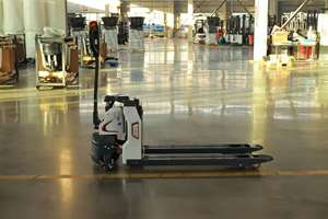 Transpalette électrique HSLLIFT 2 tonnes à batterie lithium 2000KG 48V15AH, largeur de fourche 550/685MM, déplaceur latéral électrique, pneus pneumatiques - Product Image 3