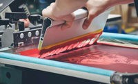 Machine de sérigraphie polyvalente pour l'impression sur vêtements, textiles, circuits imprimés et verre