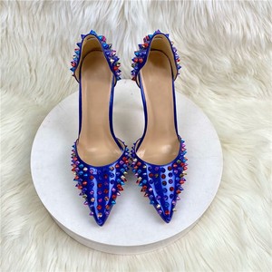 Scarpe da festa da donna in <span class=keywords><strong>pelle</strong></span> verniciata colorata con borchie, <span class=keywords><strong>sandali</strong></span> <span class=keywords><strong>blu</strong></span> con tacco alto. - Product Image 5