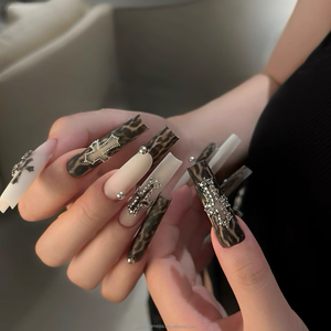 <span class=keywords><strong>Uñas</strong></span> postizas <span class=keywords><strong>acrílicas</strong></span> al por mayor, de cobertura completa, <span class=keywords><strong>largas</strong></span>, tipo ataúd, con degradado negro/gris, estrellas/lunas, efecto plateado y pedrería 3D. - Product Image 4