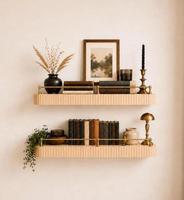 Étagère murale flottante cannelée arrondie avec rail de galerie en laiton, style moderne du milieu du siècle, pour rangement et présentation dans le salon ou la chambre