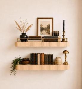 Étagère murale flottante cannelée arrondie avec rail de galerie en laiton, style moderne du milieu du siècle, pour rangement et présentation dans le salon ou la chambre - Product Image 2