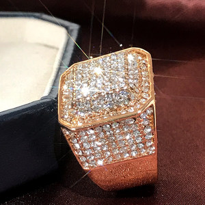 Anello in Ottone Quadrato e Audace per Donne, Design Classico Scintillante con Incastonature, Regalo per Fidanzamento, Gioiello di Moda Stile Street - Product Image 4
