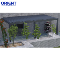 Pergola bioclimatique murale en aluminium de luxe avec toit à lames motorisées pour extension de terrasse moderne, patio ou restaurant