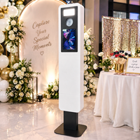 Kiosque photo moderne blanc avec iPad pour événements d'entreprise, mariages et photographie de fête.