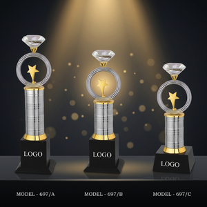 Trophée élégant en métal doré avec une finition de qualité supérieure, idéal pour célébrer les réussites et les trophées exceptionnels. - Product Image 1