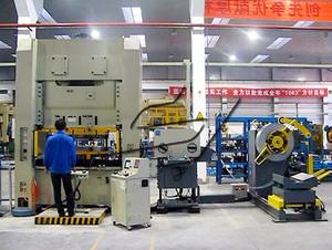 Bisagra de resorte Prensa completamente automática de alto rendimiento de la línea de producción de bisagras de acero inoxidable Máquina para hacer bisagras - Product Image 3