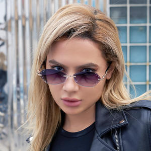 แว่นกันแดดทรงไร้กรอบสไตล์เกาหลีสำหรับผู้หญิง เลนส์ PC ป้องกันรังสียูวี 400 กรอบสีดำ รุ่น C4 แฟชั่นสำหรับเดินทาง ขับรถ ป้องกันแสงแดด - Product Image 4