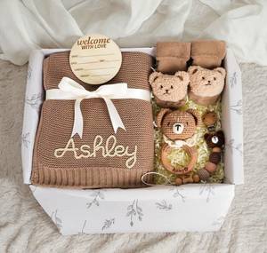 Kaiyue Coffret cadeau personnalisé pour nouveau-né Crochet Animal Hochet Chaîne Gravure de nom Cadeau unique de douche de bébé Coffret cadeau pour nouveau bébé - Product Image 1