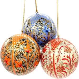 G.M.DEHQANI SONS XM0133 Juego de Adornos Navideños de Papel Maché Hechos a Mano, 3 Adornos Colgantes para Árbol con Diseño Floral Antiguo Pintado a Mano - Product Image 1
