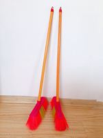 Rangée de balai en bois de soie douce balai simple en plastique amovible pour un usage domestique Style de main balai de bâton en bois en gros