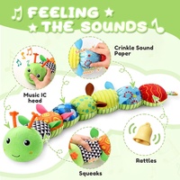 Poupée peluche musicale en forme de chenille pour bébé, jouet sensoriel de croissance, jouet apaisant pour le temps sur le ventre, avec son et texture froissée, avec échelle de mesure de hauteur intégrée