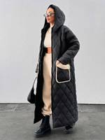 Veste parka d'hiver pour femme avec un design long et matelassé, détails en tissu Teddy Bear, capuche et grandes poches - Manteau en duvet patchwork