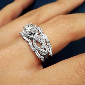 Anello di fidanzamento da donna Q656 in oro bianco con diamante taglio brillante rotondo naturale colore G e design a halo - Product Image 3