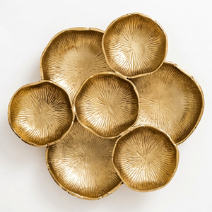 Platos Decorativos de Metal Dorado Irregulares, Hechos a Mano con Patrón de Plantas Grabado, Diseño Moderno para Fiestas - Product Image 1