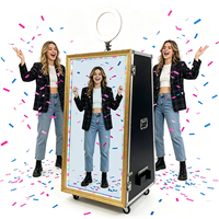 Photomaton miroir magique de 65 pouces de style flight-case en métal avec écran tactile de 55 pouces et cadre personnalisable pour mariages de grande envergure
