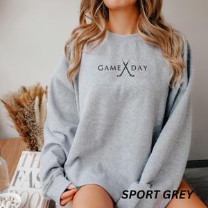 Sudadera Bordada de Hockey para Mamá de Jugador, Ropa para el Día del Partido, Sudadera con Cuello Redondo - Product Image 4