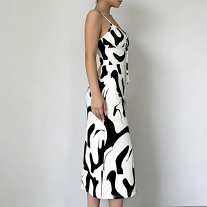 <span class=keywords><strong>Robe</strong></span> midi moulante <span class=keywords><strong>chic</strong></span> personnalisée pour femme, à imprimé abstrait noir et blanc, bretelles spaghetti, buste froncé et fente, idéale pour les soirées et les rendez-vous galants - Product Image 2