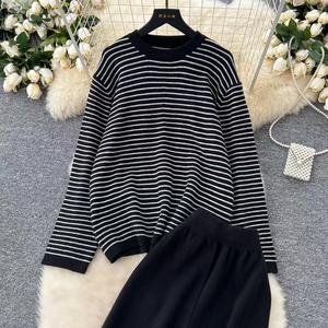 Ensemble 2 pièces pour femmes, vêtements d'extérieur ronds à manches longues et vêtements à capuche rayés en vrac, vêtements pour dames de couleur unie - Product Image 5