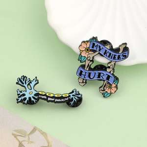 Tendance émail neurone broche broche dessin animé personnalité lettre 'My Kenees Hurt' pour les mariages et cadeaux des femmes technologie de placage - Product Image 3
