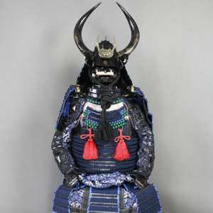 Armadura de Samurái Floral Azul de Tamaño Real, Disfraz Tradicional Japonés de Samurái con Casco de Cuerno de <span class=keywords><strong>Toro</strong></span> Grande <span class=keywords><strong>para</strong></span> Decoración del Hogar o Museo - Product Image 1