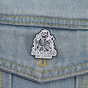 Totalement effrayé émail broches drôle Halloween crâne boire café broches revers Badge bijoux cadeaux en gros en vrac - Product Image 1