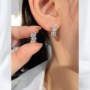 Boucles d'oreilles clous classiques en or 14 carats avec diamant de laboratoire en forme de poire de 2 carats, certifiées IGI, bijoux floraux de mariée, collection Apricot Jewels - Product Image 1