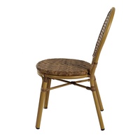 de salle à manger brun français moderne en aluminium et osier pour patio, chaises de bistrot en rotin pour café et jardin.