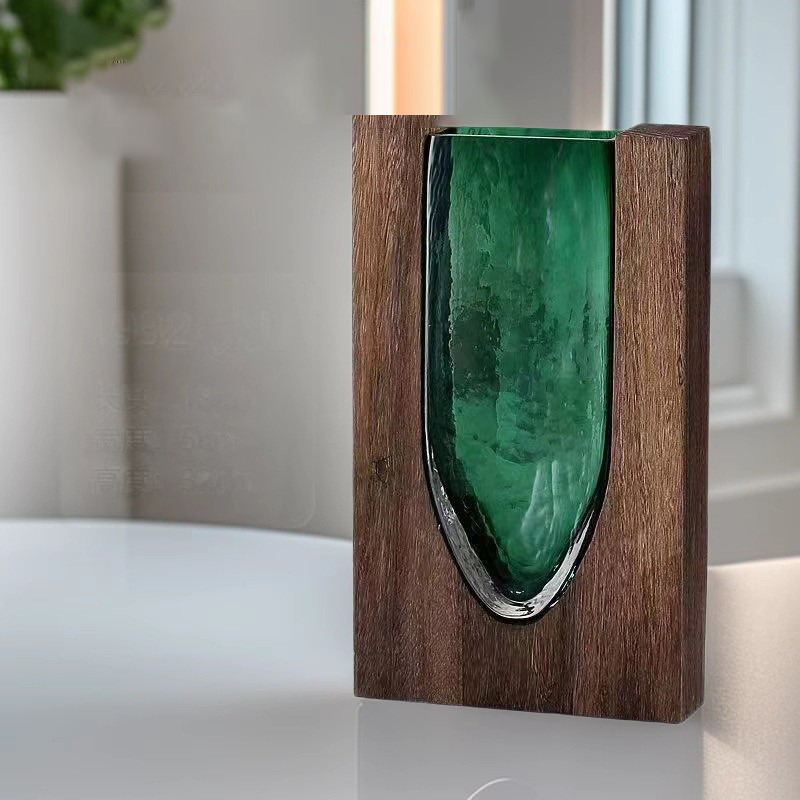 Maison en bois verte en forme de U