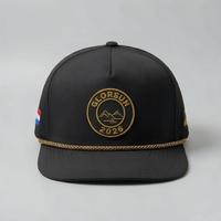 Casquette de golf snapback personnalisée noire à 5 panneaux avec chaîne dorée, patch brodé rond et perforations laser, OEM