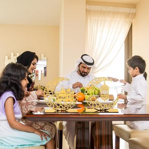 ป้ายอะคริลิคสีทองดวงจันทร์2ชิ้นสำหรับตกแต่งงานปาร์ตี้มุสลิมเครื่องประดับดาวกลวงสำหรับร้านอาหารอิสลาม - Product Image 2