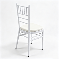 Chaise Chiavari en fer blanc avec coussin amovible, empilable, imperméable, pour hôtel, extérieur, villa, mariage, banquet, salle à manger