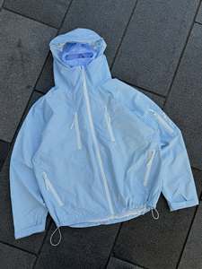 Áo khoác gió thể thao nam thời trang, thân thiện với môi trường, may theo yêu cầu, chất liệu nylon, khóa kéo, họa tiết rằn ri, chống gió, chống thấm nước, có mũ trùm đầu, kiểu dáng rộng - Product Image 2