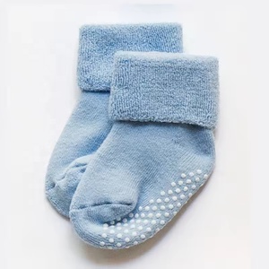 Chaussettes en coton éponge épais de couleur unie pour nouveau-nés, bébés et tout-petits, antidérapantes, respirantes et biologiques pour l'été – Vente en gros - Product Image 6