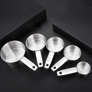 Juego de tazas y cucharas medidoras de acero inoxidable hechas a medida (5 piezas), incluyendo pinzas para leche en polvo, pinzas para café y utensilios de repostería. - Product Image 1