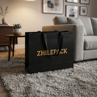 Sac cadeau de luxe personnalisé en kraft noir avec logo en relief, sac de transport robuste, emballage de vente au détail en carton recyclable, vente en gros
