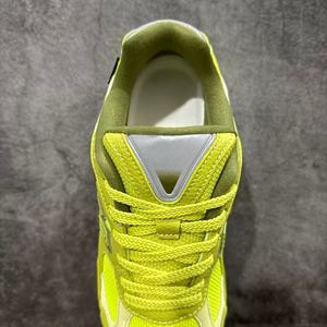 Zapatillas deportivas de diseño clásico de marca, con amortiguación y ligeras, con cordones y diseño luminoso en amarillo brillante. - Product Image 6