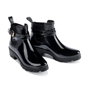 Bottes de <span class=keywords><strong>pluie</strong></span> en PVC noires légères et tendance pour femmes YL-1408 – Vente en gros - Product Image 4
