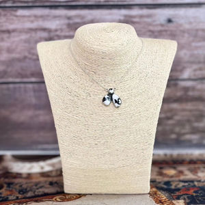 Collar de Plata de Ley Hecho a Mano con Colgante de Búfalo Blanco para Mujer - Product Image 1