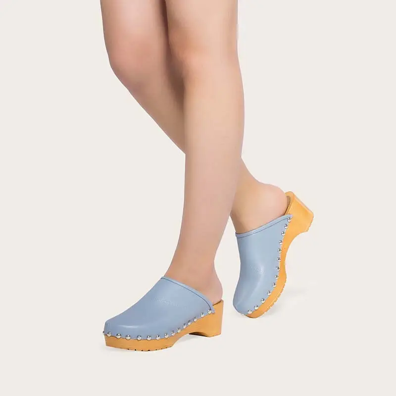 कस्टम लोगो हस्तनिर्मित आरामदायक वयस्क महिलाओं के लिए क्लासिक लकड़ी एकमात्र जूता मोज़री स्लाइड सैंडल महिलाओं
