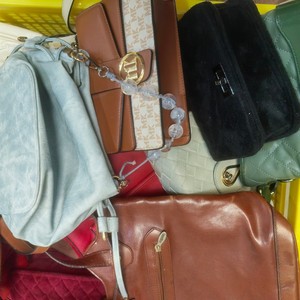 Bolsos de Hombro de <span class=keywords><strong>Segunda</strong></span> <span class=keywords><strong>Mano</strong></span> para Mujer, Diseño Mixto B04-B, Bolsos Ukay, Colores y Tallas Variadas, Venta al Por Mayor, Bolsos Usados para Dama - Product Image 3