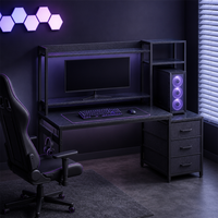 Bureau de jeu OEM avec étagères, huche, 3 tiroirs, éclairage LED, prise de courant intégrée, rangement pour bureau à domicile, en bois et fibre de carbone noir