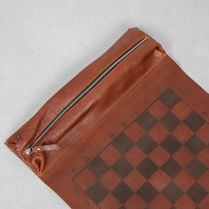 กระดานหมากรุกหนังพับได้แบบพกพา กระดานแบ็คแกมมอนแบบม้วนได้สำหรับการเดินทางระหว่างประเทศ เกมเพื่อการศึกษาและพักผ่อนสไตล์เรโทร - Product Image 5